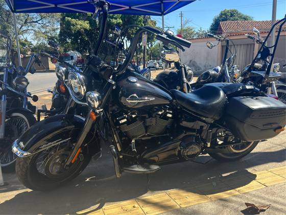 HARLEY-DAVIDSON SOFTAIL HERITAGE CLASSIC 114 